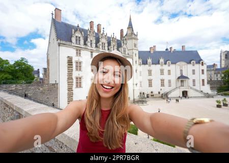 Selbstporträt von glücklichen Reisenden Mädchen zu Besuch Nantes Schloss, Frankreich Stockfoto