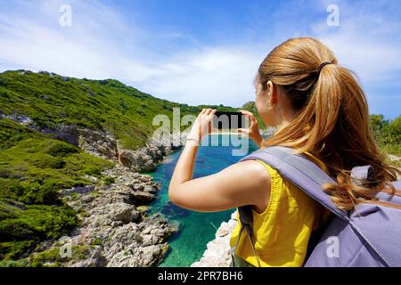 Junge Wanderer Mädchen, das Foto mit dem Smartphone der natürlichen tropischen Landschaft. Weitwinkel. Stockfoto