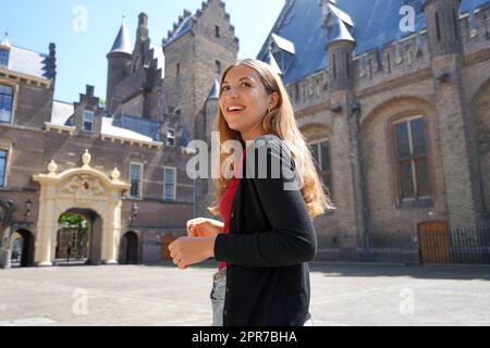 Junge Studentin besucht den Gebäudekomplex Binnenhof in Den Haag, Niederlande Stockfoto