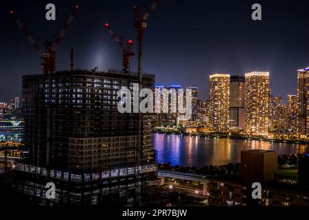 Wohnung und Nacht Blick auf im Bau (Toyosu) Stockfoto