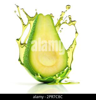 Die Hälfte der Avocado in einem Spritzer Avocado-Öl, isoliert auf weißem Hintergrund Stockfoto