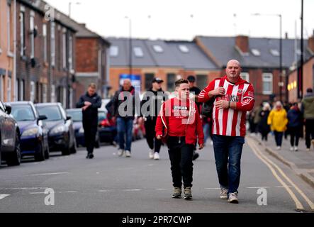 Die Fans von Sheffield United treffen vor dem Sky Bet Championship-Spiel in Bramall Lane in Sheffield ein. Bilddatum: Mittwoch, 26. April 2023. Stockfoto