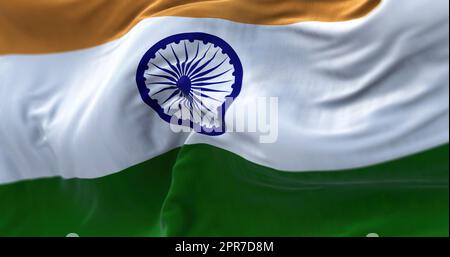 Detaillierte Nahaufnahme der Nationalflagge Indiens, die an einem klaren Tag im Wind winkt Stockfoto