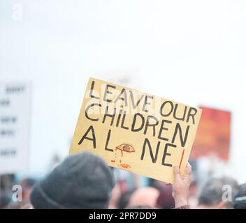 Beschütze deine Familie. Kapstadt, Südafrika - 2. Oktober 2021 nicht wiedererkennbare Demonstranten, die Schilder hochhalten und gegen den Covid-19-Impfstoff protestieren. Stockfoto