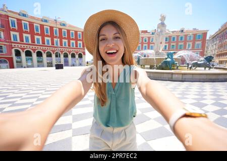 Selbstporträt einer lächelnden, fröhlichen Reisenden Frau auf dem Massena-Platz, Nizza, Cote d'Azur, Frankreich Stockfoto