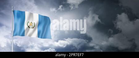 Guatemaltekische Flagge am bewölkten Himmel Stockfoto