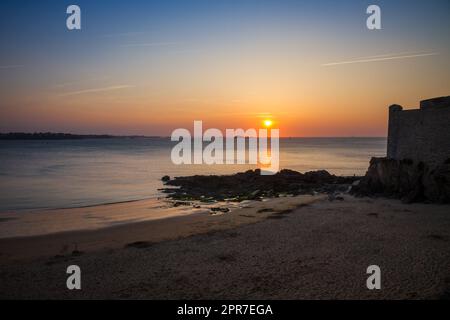 Saint-Malo Strand und Meereslandschaft bei Sonnenuntergang, Bretagne, Frankreich Stockfoto