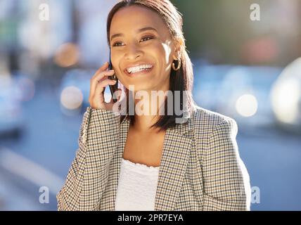 Du willst dich treffen. Ausgeschnittene Aufnahme einer attraktiven jungen Frau, die einen Telefonanruf abgibt, während sie in der Stadt unterwegs ist. Stockfoto