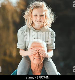 Kleine Mädchen sind die schönsten Dinge, die Menschen passieren. Aufnahme eines Mädchens, das von ihrem Großvater nach draußen getragen wird. Stockfoto