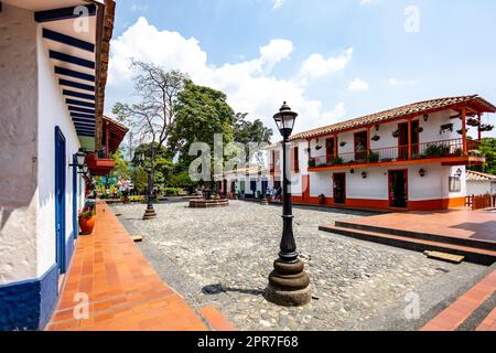 Fasziniert von den lebendigen Farben und der infektiösen Energie von Medellin, Kolumbien Stockfoto