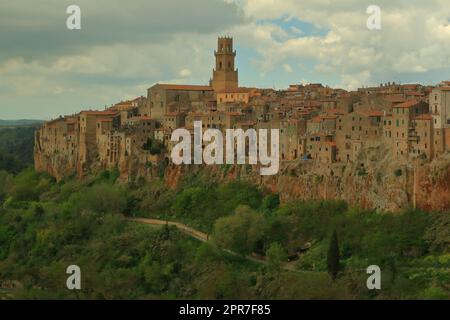 Die mittelalterliche Kleinstadt Pitigliano, die direkt auf einer malerischen Klippe erbaut ist und sich wunderschön über die Umgebung der Toskana erhebt Stockfoto