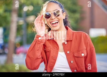 Setzen Sie jeden Tag Ihr bestes Lächeln auf. Aufnahme einer jungen Frau, die die Stadt erkundet. Stockfoto