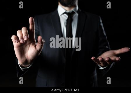 Geschäftsmann Zeigt Mit Einem Finger Auf Grausame Informationen Und Präsentiert Nachrichten Mit Der Anderen Hand. Mann Im Anzug Präsentiert Aktuelle Updates. Führungskraft Zeigt Wichtige Ideen. Stockfoto
