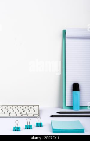 Neben Der Zwischenablage Platzierte Tastatur Mit Wichtigen Nachrichten, Büroklammern, Markierungen Und Notizen. Tasse Mit Stiften Auf Dem Tisch Mit Memos Mit Grausamkeiten Präsentiert. Stockfoto