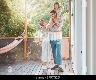 Das sind die Tage, für die wir leben. Aufnahme einer jungen Familie, die zu Hause Zeit zusammen verbringt. Stockfoto