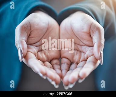 Auf der Suche nach einem Handout. Ausgeschnittene Aufnahme einer nicht erkennbaren Geschäftsfrau, die mit ausgestreckten und abgehockten Händen stand. Stockfoto