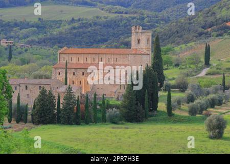 Die mystische Abtei Sant'Antimo, umgeben von den grünen Hügeln der Toskana. Stockfoto