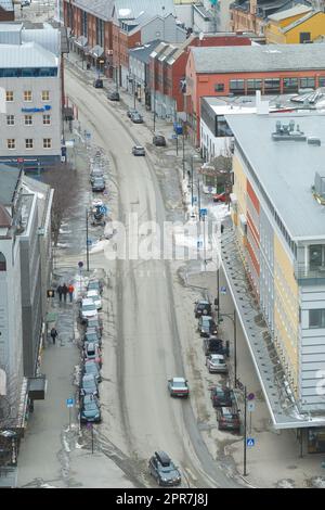 Luftaufnahme der Stadt Bodo und Umgebung während des Tages. Die Straßen einer belebten kleinen Innenstadt von oben. Eine Stadt für Freizeitaktivitäten und Tourismus im Winter Stockfoto