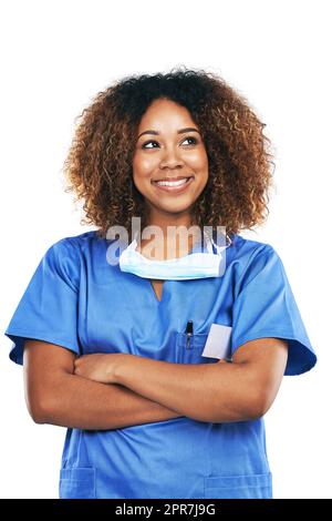 Mit jedem Tag etwas bewegen. Studioaufnahme einer attraktiven jungen Krankenschwester, die vor weißem Hintergrund nachdenklich aussieht. Stockfoto