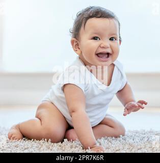 Ein entzückendes Baby, das zu Hause auf dem Boden kriecht. Stockfoto