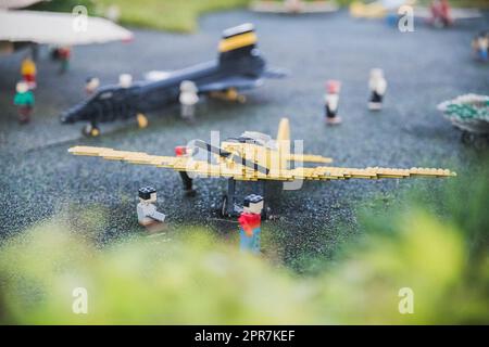 Spielzeugflugzeug auf dem Miniatur-Flugplatz in Legoland Dänemark Stockfoto