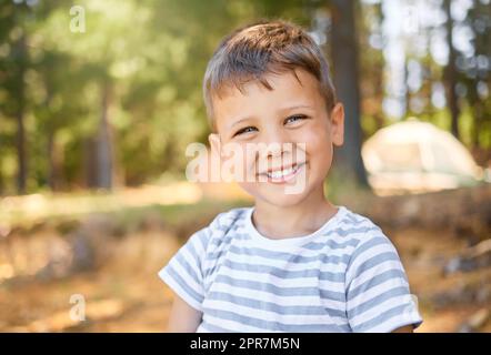 Sie werden ihn immer finden, um zu erkunden. Portrait eines entzückenden kleinen Jungen, der sich draußen amüsant. Stockfoto