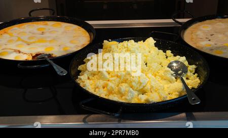 Gebratene und Rühreier und Omelette in einem Selbstbedienungsbuffet mit warmem Frühstück im Hotel. Kontinentales Frühstückskonzept. Stockfoto