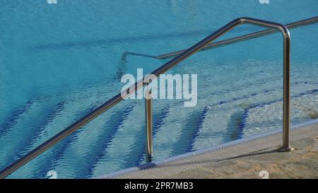 Spa-Swimmingpool. Spa mit Außenpool und blauem Wasser im Hotel Stockfoto