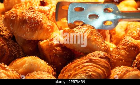 Französisches Gebäck Croissant in einem Hotel zum Frühstück. Frisches Croissant im luxuriösen Frühstücksbuffet des Hotels, Innenausstattung des Restaurants. Stockfoto