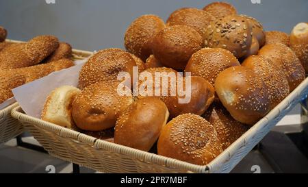 Gebäck beim Frühstück. Frisches Buffet im Luxushotel mit köstlichem Brot Stockfoto