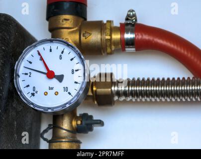 Wasserdruckmesser in der Pumpstation eines Brunnenes Von einem privaten  Haus aus der Nähe Stockfotografie - Alamy