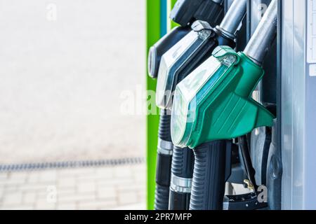 Nahaufnahme von Diesel- und Benzinpistolen an einer Tankstelle Stockfoto