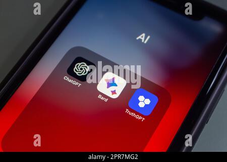 Vancouver, KANADA - April 19 2023 : OpenAI ChatGPT, Google Bard und TruthGPT Symbole auf einem iPhone-Bildschirm. Wettbewerbskonzept für generative AI Chat bot Stockfoto