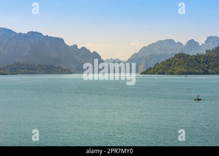 Die Cheow Lan Lake im Nationalpark Khao Sok in Thailand Stockfoto