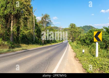 Straße zum Nationalpark Khao Sok im Süden Thailands Stockfoto