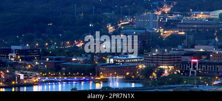 Sherbrooke Innenstadt bei Nacht Magog Fluss und Straßen Lichter Gebäude Stadtbild französische Kultur in Quebec, Kanada Stockfoto