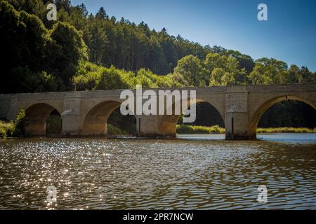 Blick auf die Saint-Nicolas-Brücke über den Fluss Semois in Chiny Stockfoto