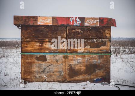 Verlassener Coca-Cola-Laden auf dem Winterfeld am Stadtrand Stockfoto