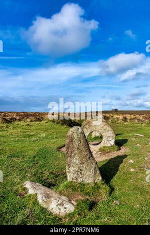Men-an-Tol bekannt als Men an toll oder Crick Stone - kleine Formation stehender Steine in Cornwall, Großbritannien Stockfoto