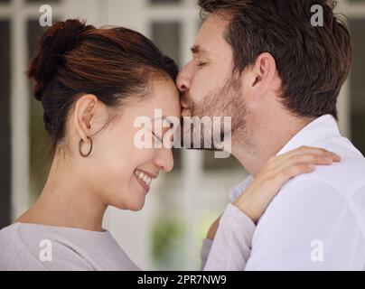 Liebe alle, vertraue ein paar, tue nichts falsch. Aufnahme eines Paares, das sich auf der Veranda zu Hause klebte. Stockfoto