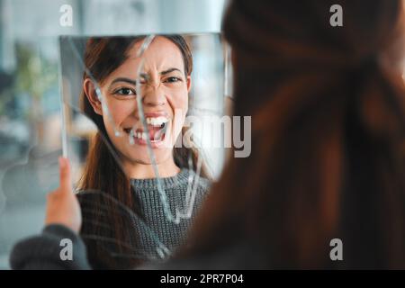 Bereut stirbt nie. Aufnahme einer jungen Frau, die zu Hause einen Nervenzusammenbruch hat. Stockfoto