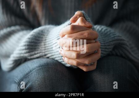 Harte Arbeit leisten. Aufnahme einer Frau, die ihre Hände nervös zusammenklammert. Stockfoto