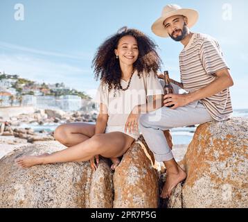 Fahren Sie immer zum Strand. Aufnahme eines jungen Paares, das Zeit am Strand verbringt. Stockfoto