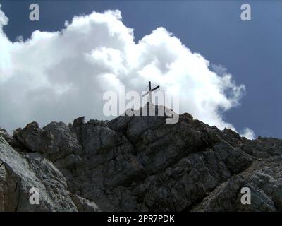 Gipfelkreuz der Alpspitze in Garmisch-Partenkirchen, Bayern Stockfoto