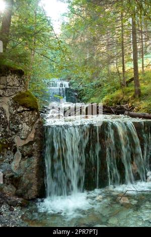 Wasserfall in den Bergen Wandertour zum Tegelberg, Bayern, Deutschland Stockfoto
