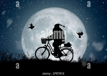 Silhouette des Weihnachtsmanns, der auf seinem Fahrrad über dem Vollmond fährt. Stockfoto