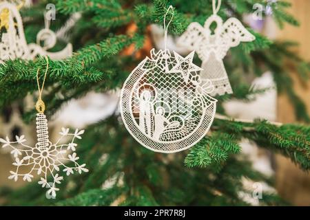 Gesticktes Weihnachtsspielzeug in Form eines Engels und der Geburt Christi Stockfoto
