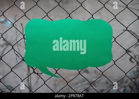 Sprechblase Mit Wichtigen Informationen Vor Dem Netz. Dialogballon Mit Krutialen Ankündigungen. Aktuelle Nachrichten In Textfeld. Stockfoto