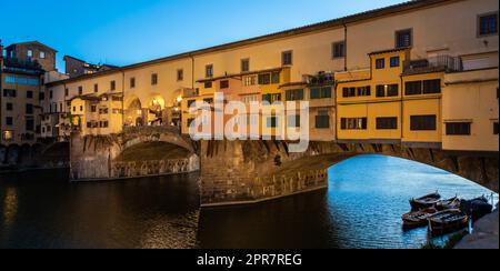 Sonnenuntergang auf der Ponte Vecchio - Alte Brücke - in Florenz, Italien. Erstaunliches blaues Licht vor dem Abend. Stockfoto