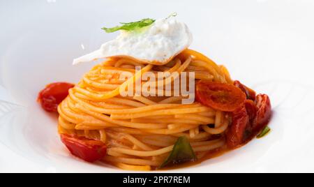 Italienische Pasta - Spaghetti mit Burrata-Käse-Nahaufnahme, mediterrane Diät. Stockfoto